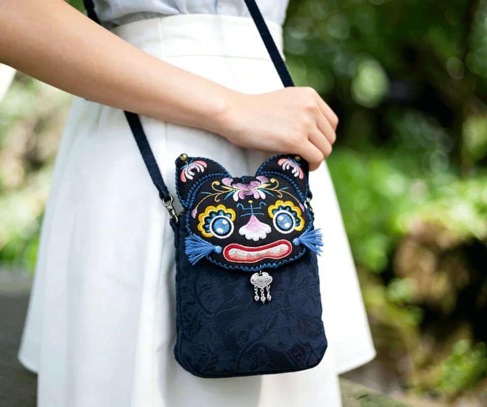 十八洞苗绣挎包 / Shibadong Miao Embroidery Shoulder Bag